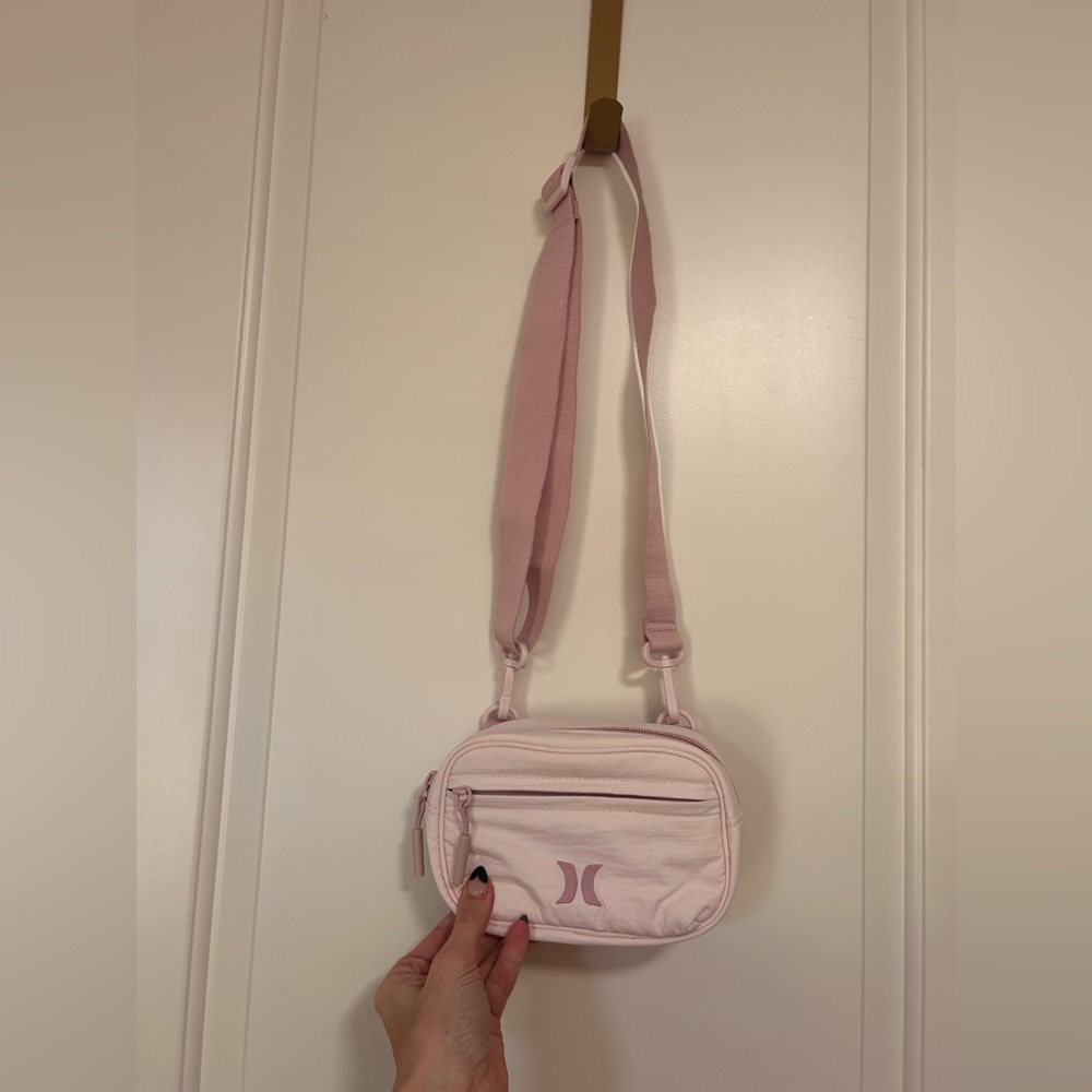 👛💕🧁NWOT 🧁🌸💕 Hurley Summer Coquette Baby Pink Crossbody Bag 💗